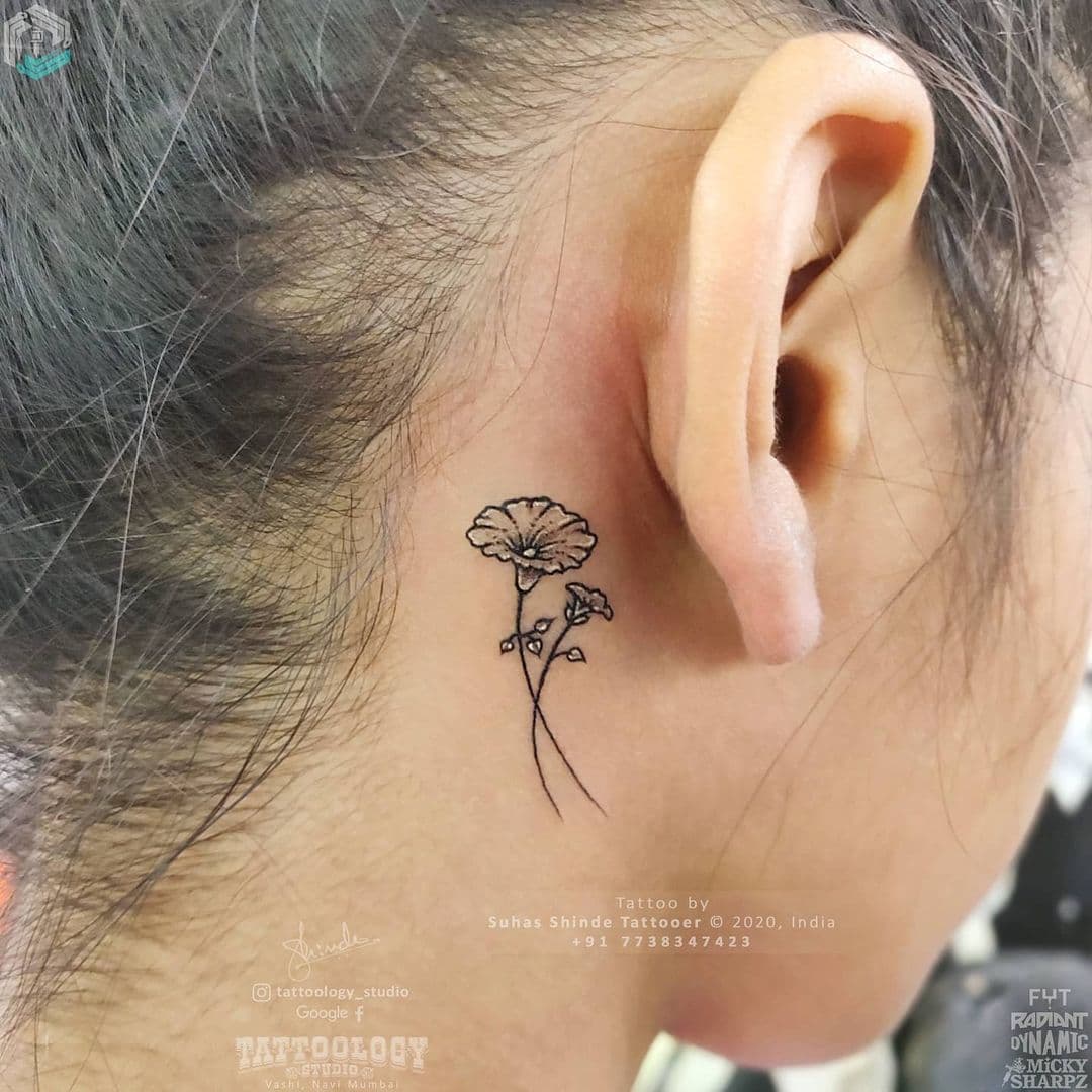 Flor negra detrás del tatuaje del héroe