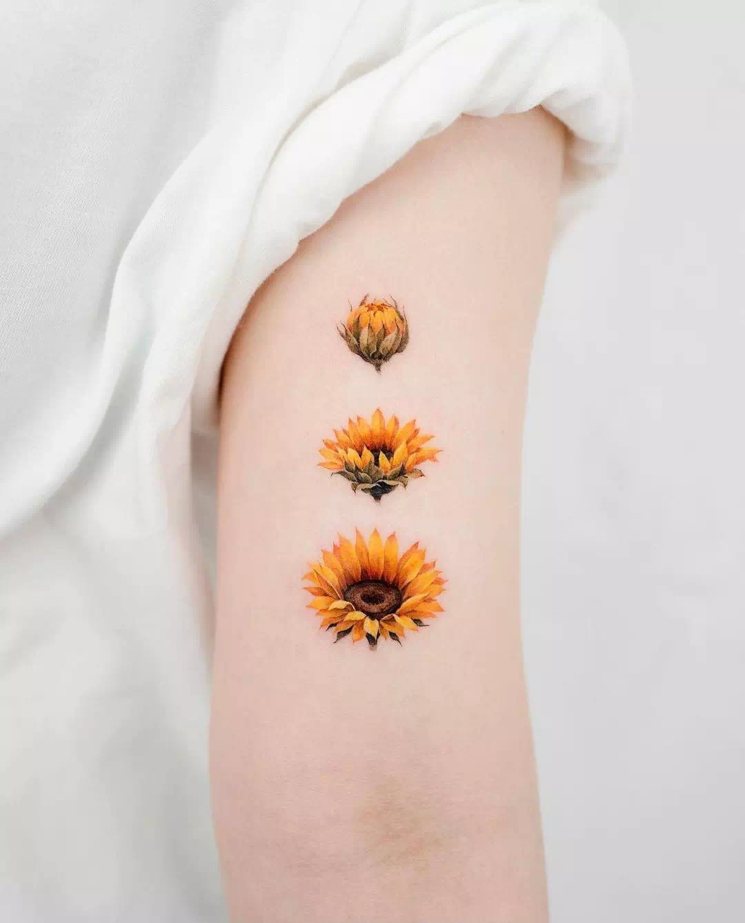 Tatuaje de un girasol en flor