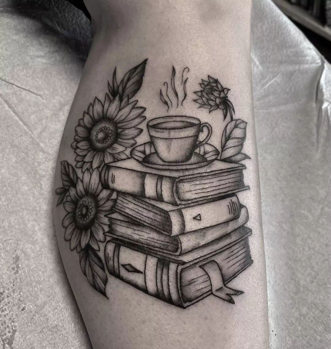 Buch- und Kaffee-Sonnenblumen