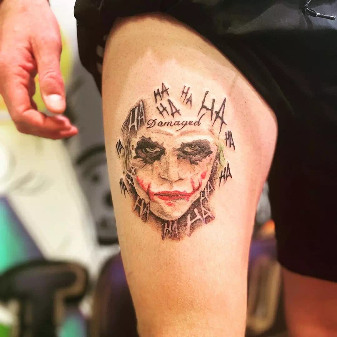 Tatuajes brillantes de Joker en la pantorrilla