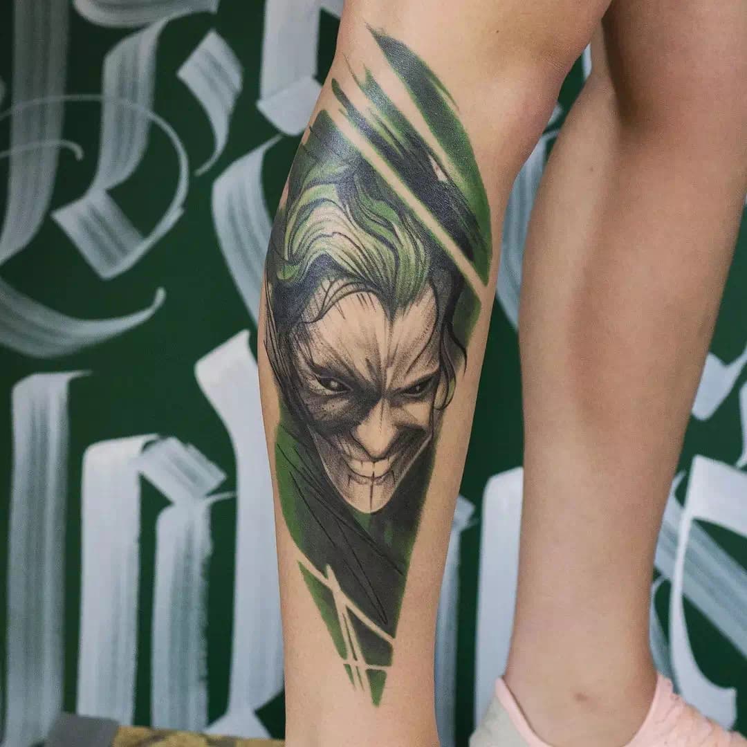 Tatuaje del Joker en la pantorrilla Escuadrón Suicida 1