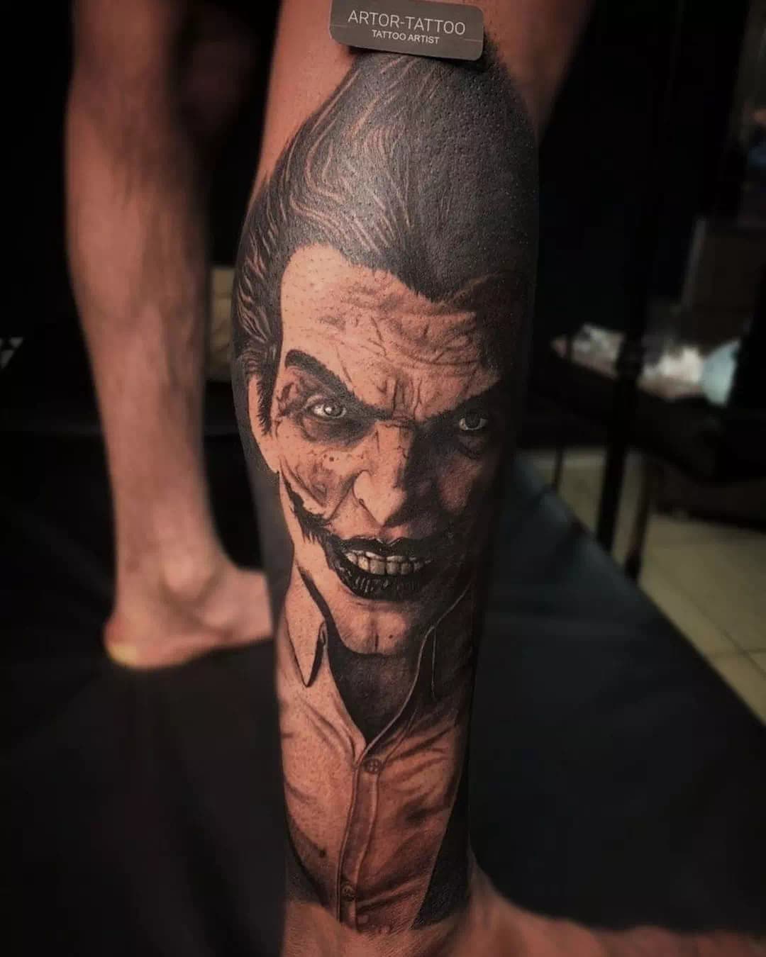 Tatuaje del Joker en la pantorrilla Escuadrón Suicida 2