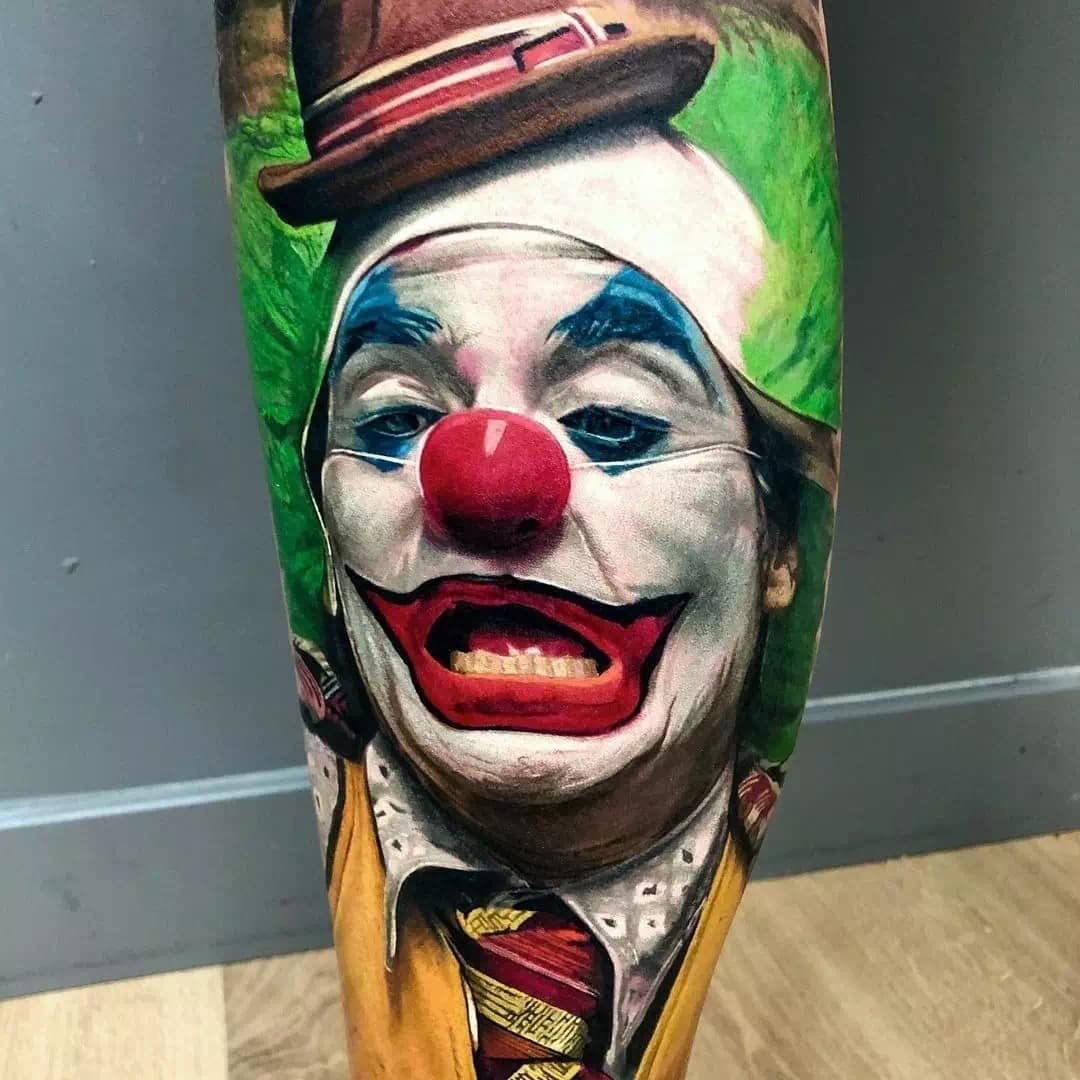 Tatuaje del Joker en la pantorrilla Escuadrón Suicida 5