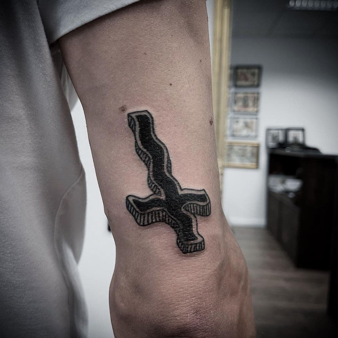 Kreuz Tattoos Held Tattoo Upside Down 32