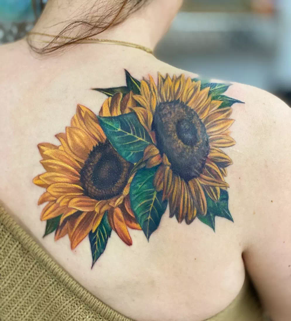 Zartes und realistisches Sonnenblumen-Tattoo