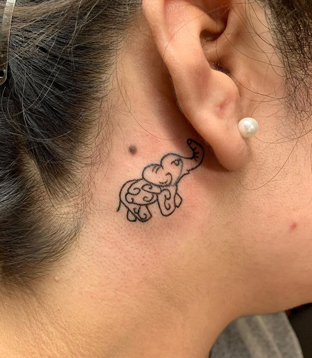 El elefante detrás del tatuaje del héroe