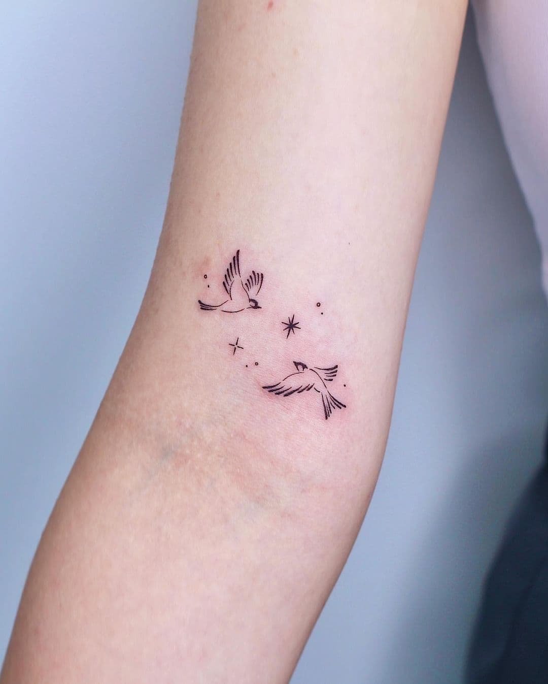 Tatuaje de una golondrina en el antebrazo 3