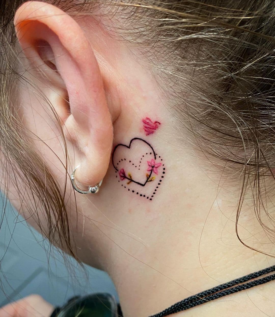 Corazón detrás del tatuaje héroe