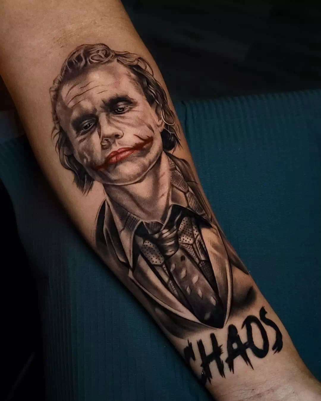 Tatuaje del Joker de Heath Ledger 3