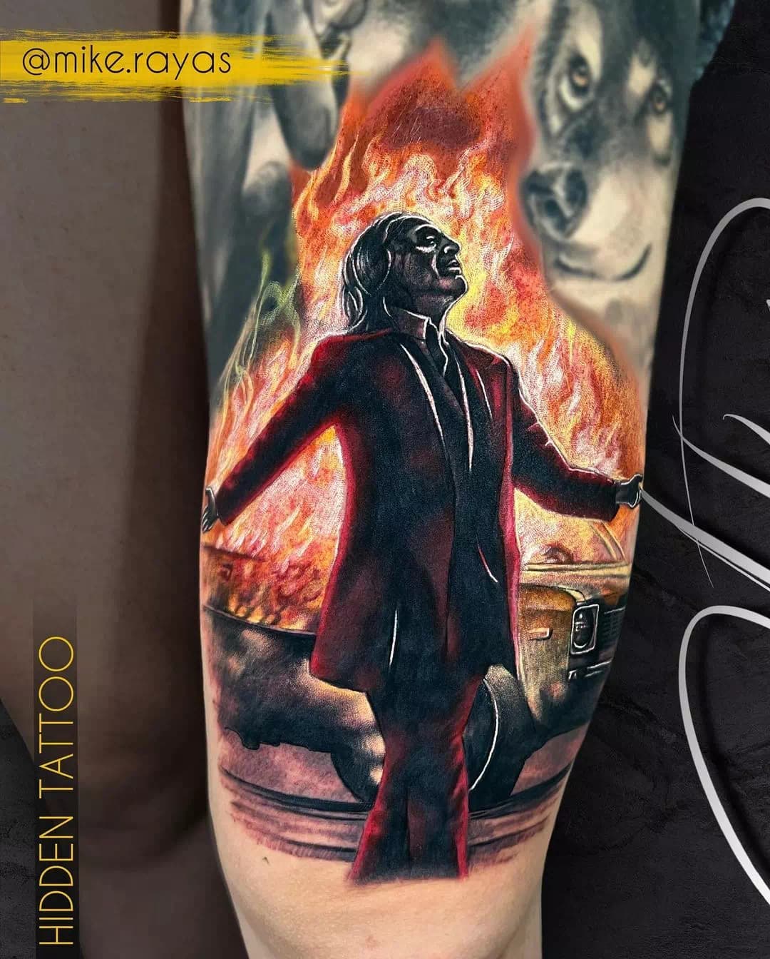 Joker Gesicht Tattoos auf Arm mit einem Zitat