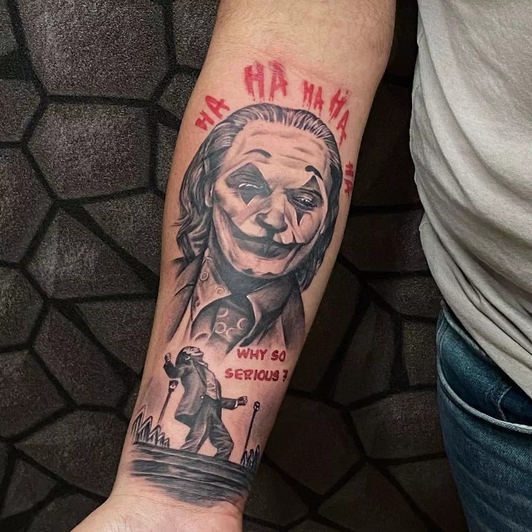 Tatuaje del Joker ¿Por qué tan serio? Tatuaje en el hombro 1
