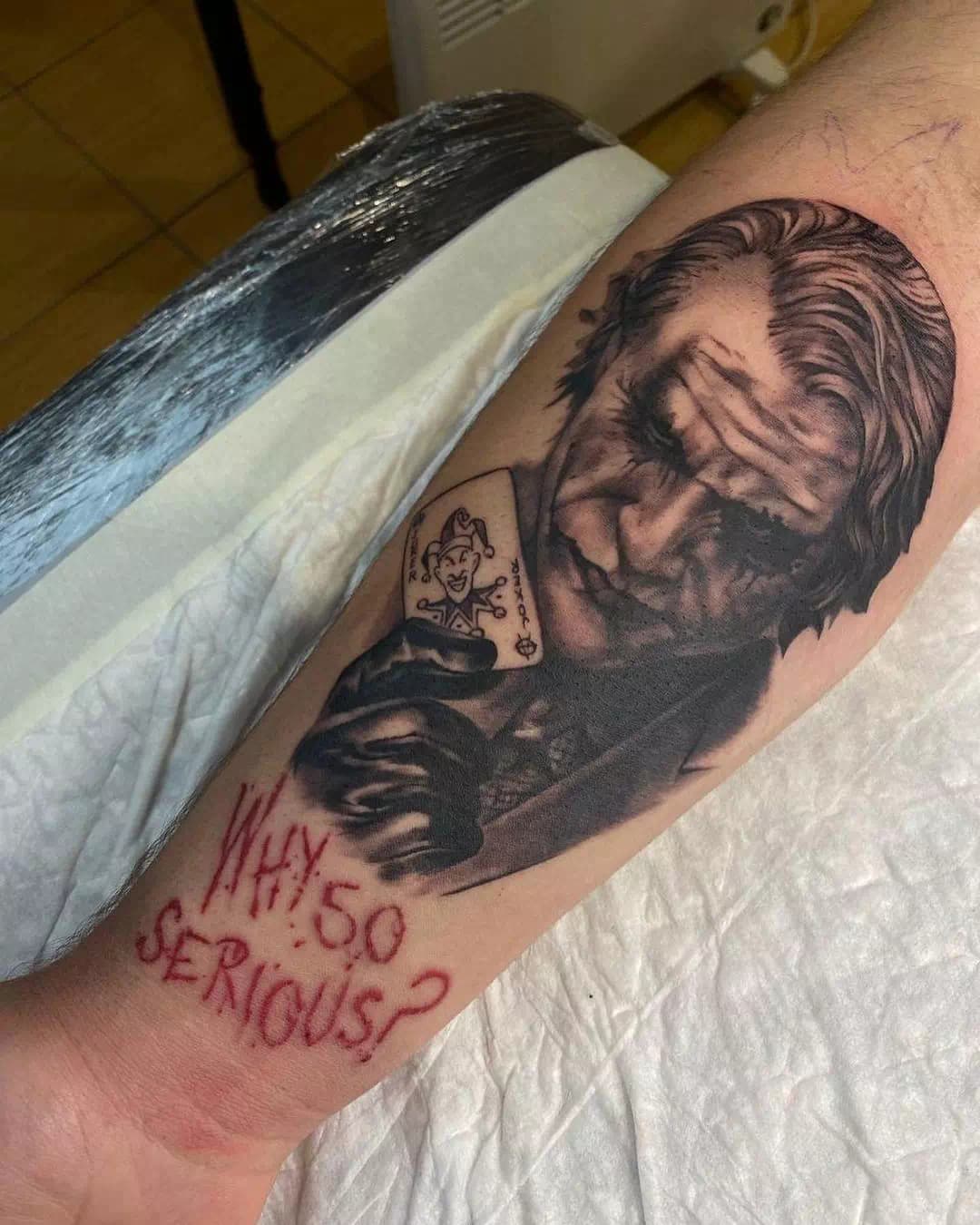 Tatuaje del Joker ¿Por qué tan serio? Tatuaje en el hombro 2