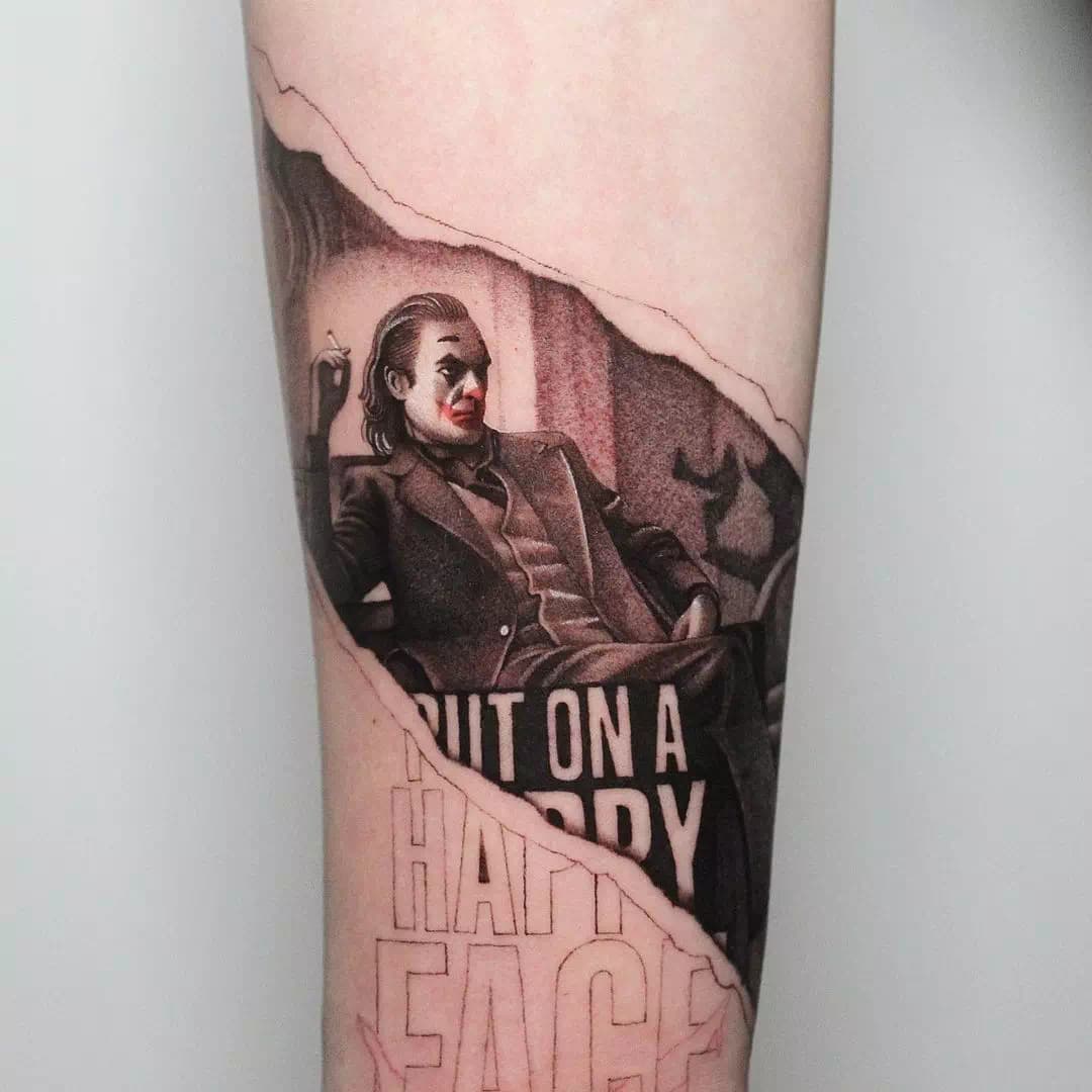 Tatuaje grande de Joker en el muslo con tinta realista