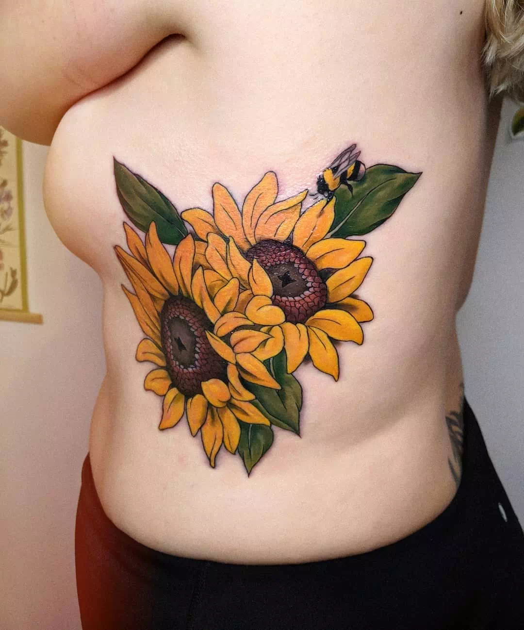 Große und helle Sonnenblume Tattoo