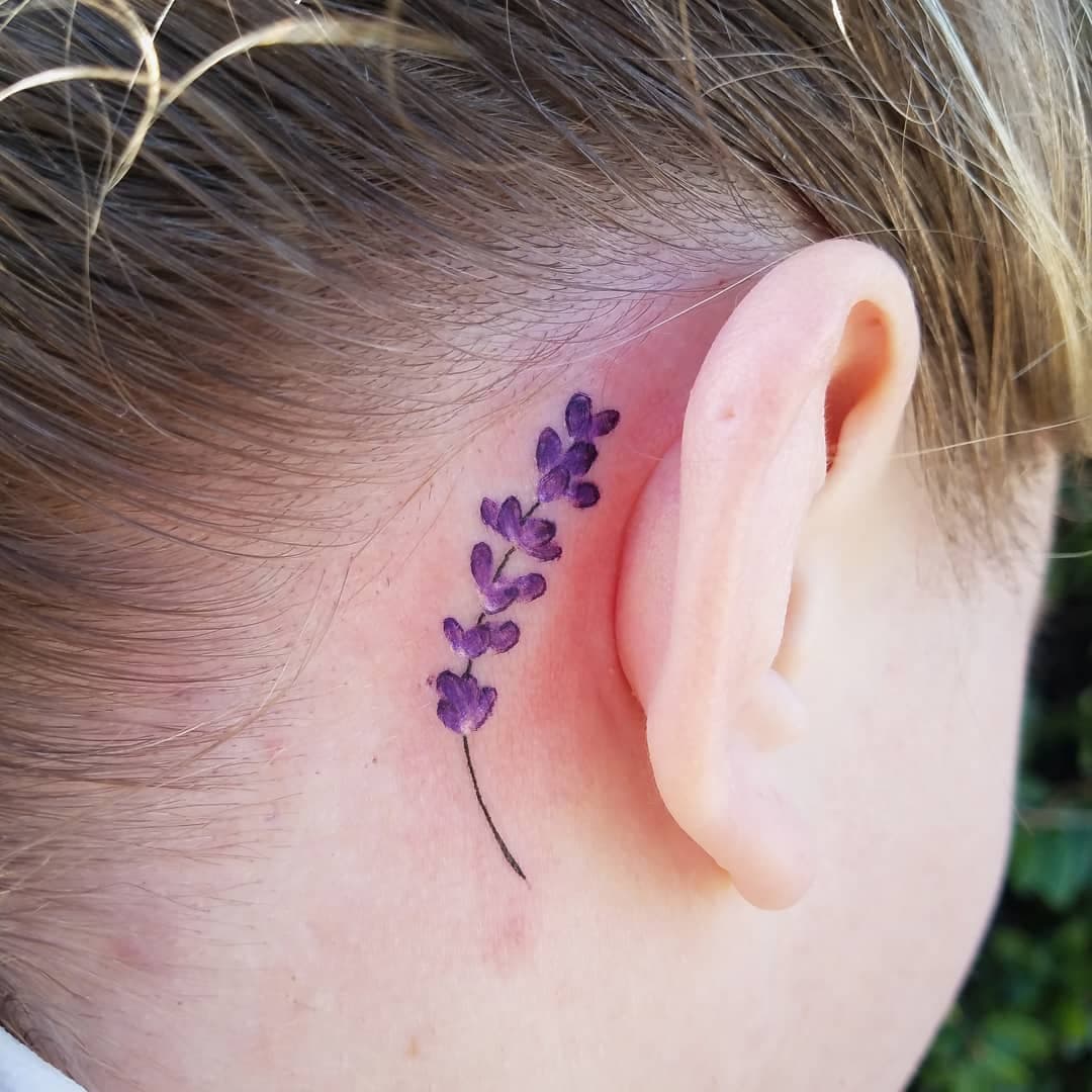 La flor de Lila detrás del tatuaje del héroe 3