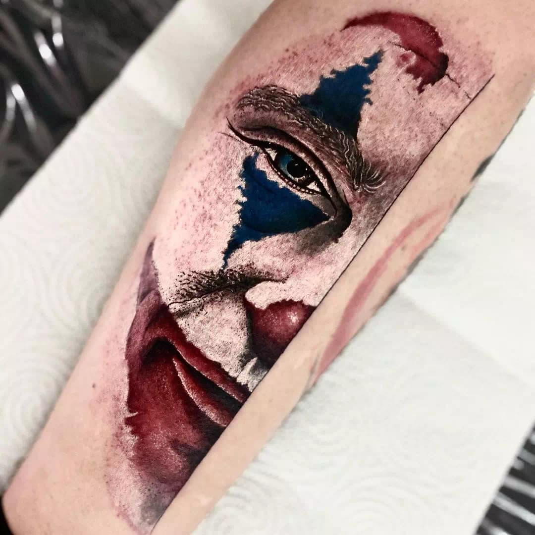 Tatuaje del Joker Rojo Oscuro que da miedo