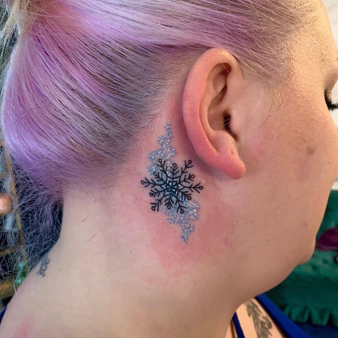Copo de nieve detrás del tatuaje del héroe