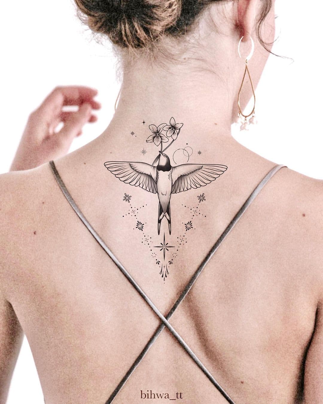 Tatuaje de golondrina para mujer 2