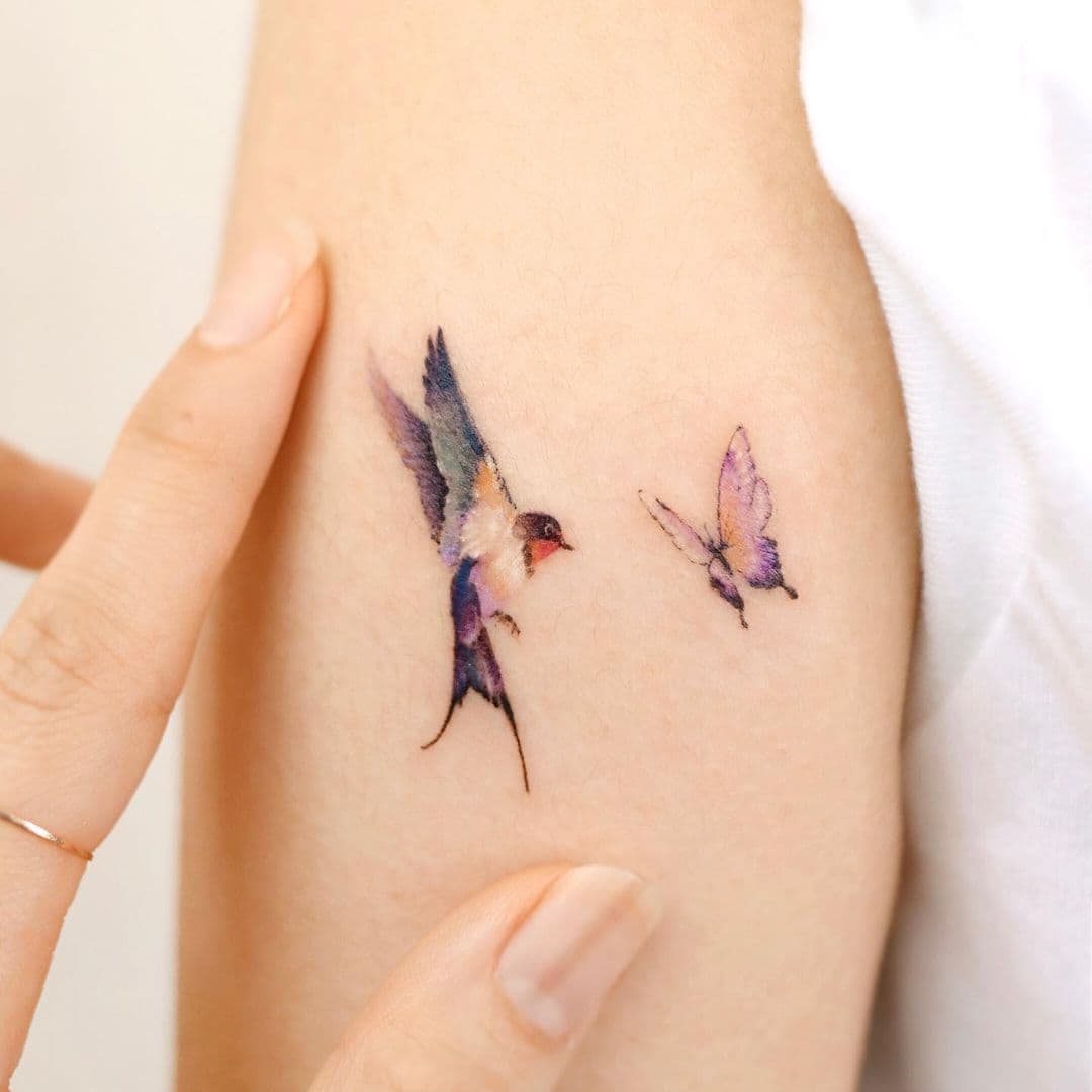Tatuaje de golondrina en el brazo 2