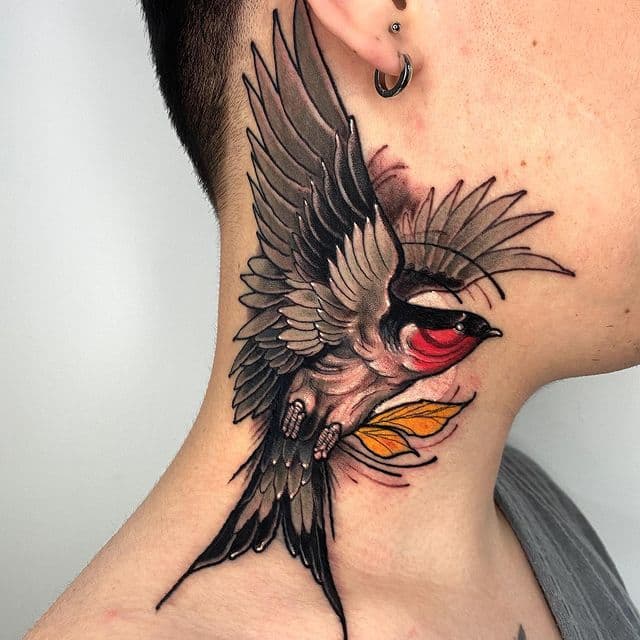 Tatuaje de golondrina en el cuello 1