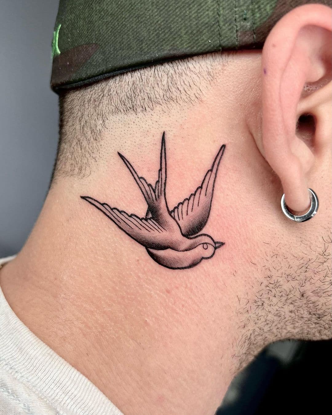 Tatuaje de golondrina en el cuello 2
