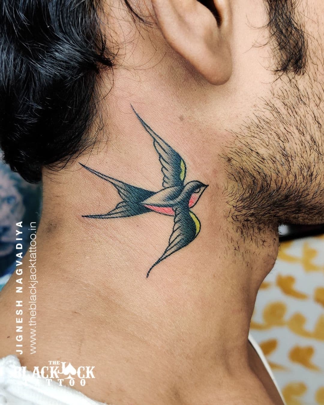 Tatuaje de golondrina en el cuello 3
