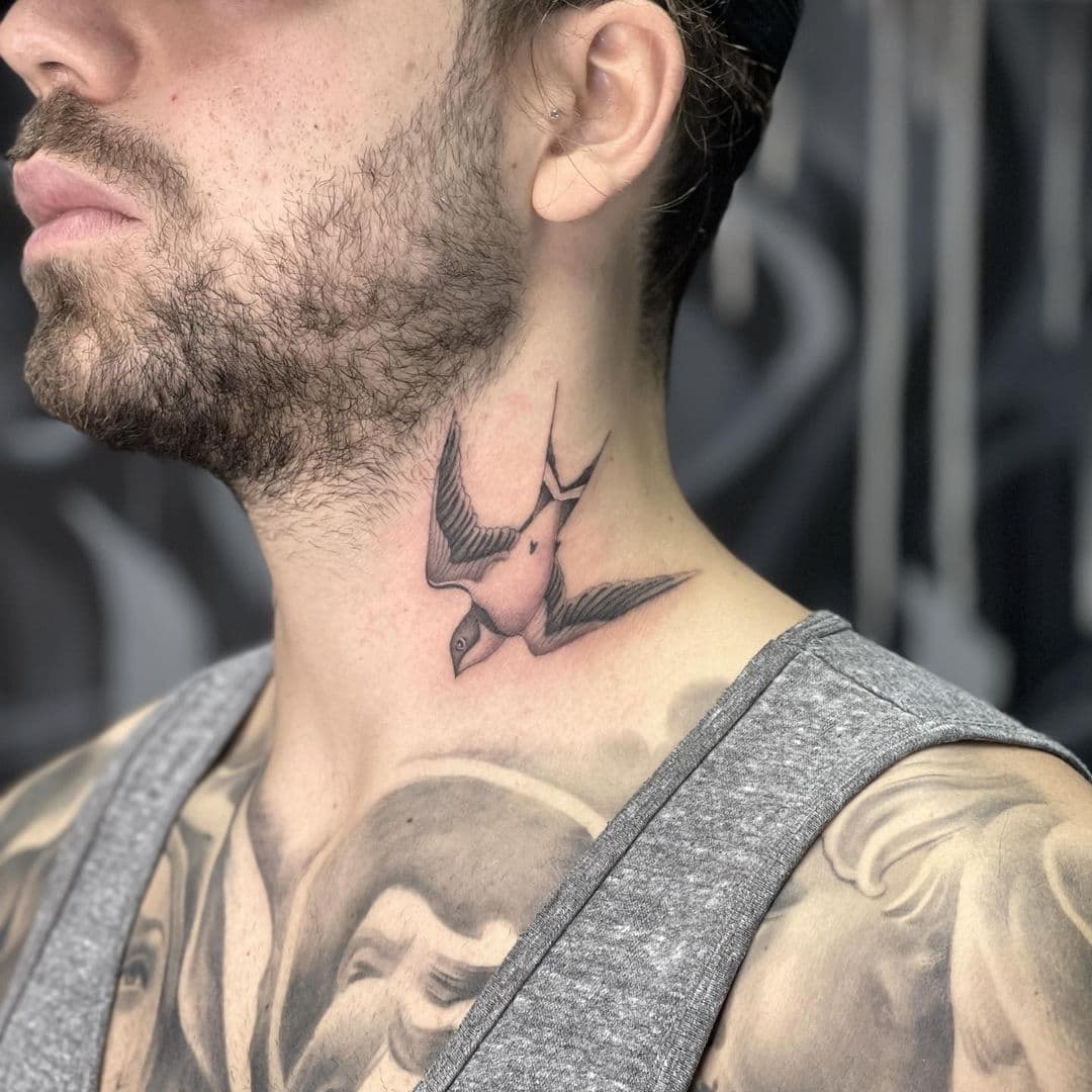 Tatuaje de una golondrina en el cuello 4