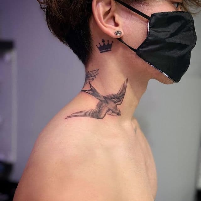 Schwalbe Tattoo am Hals