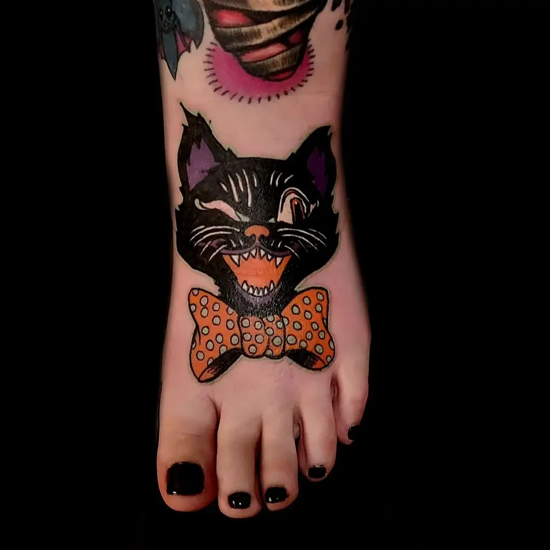 tatuaje de gato en el pie