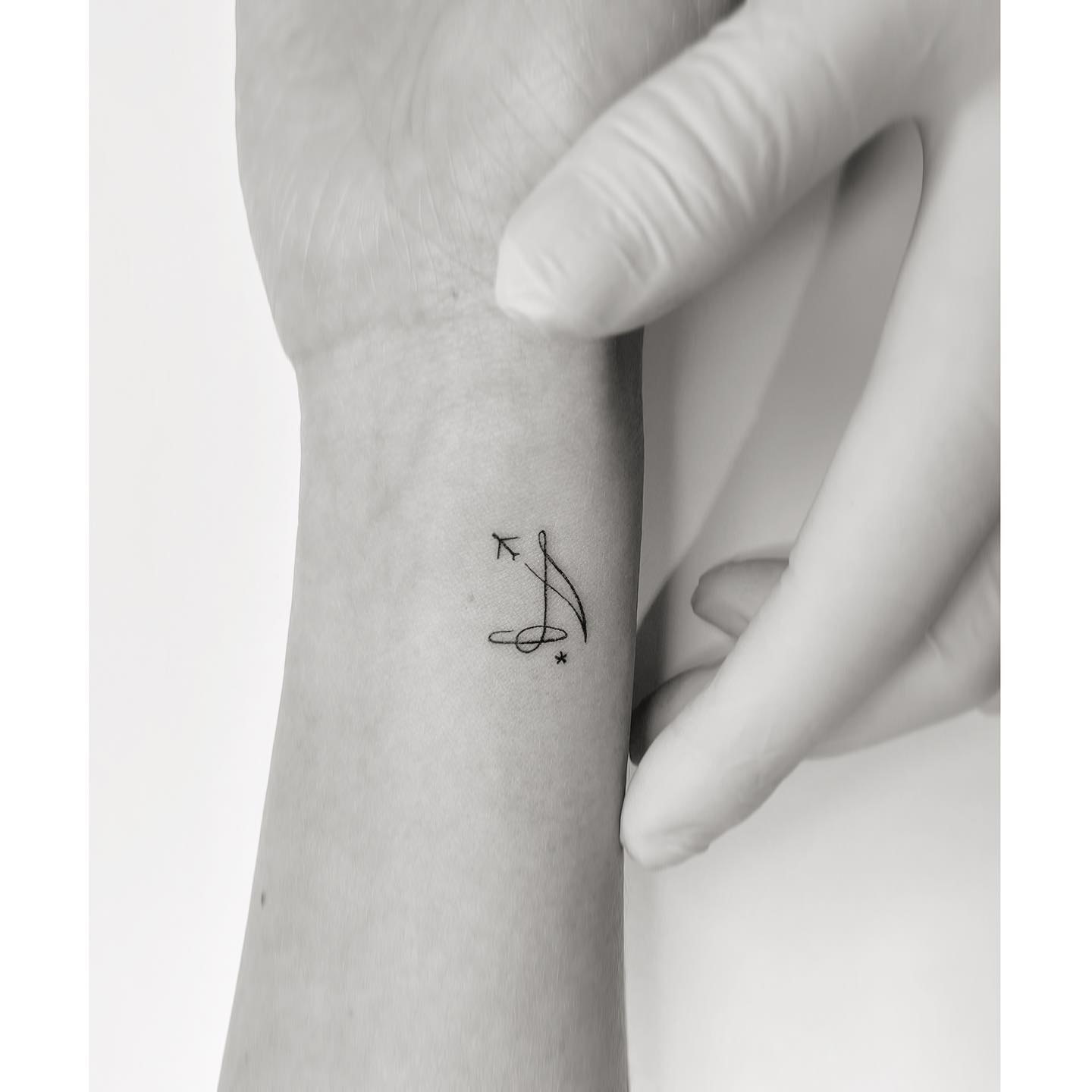Idea de tatuaje de avión en el antebrazo pequeño