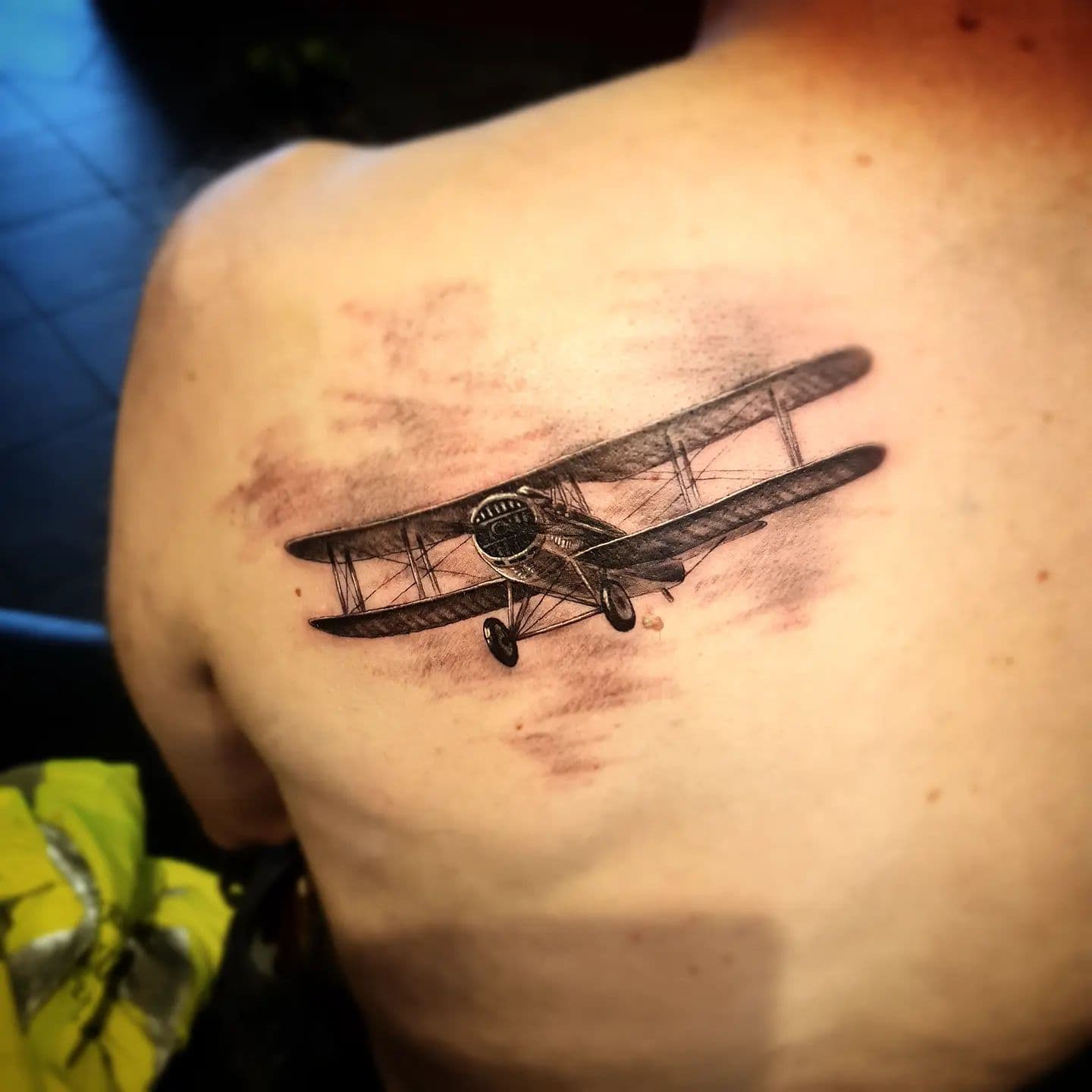 Flugzeug Tattoo Ideen über Rücken
