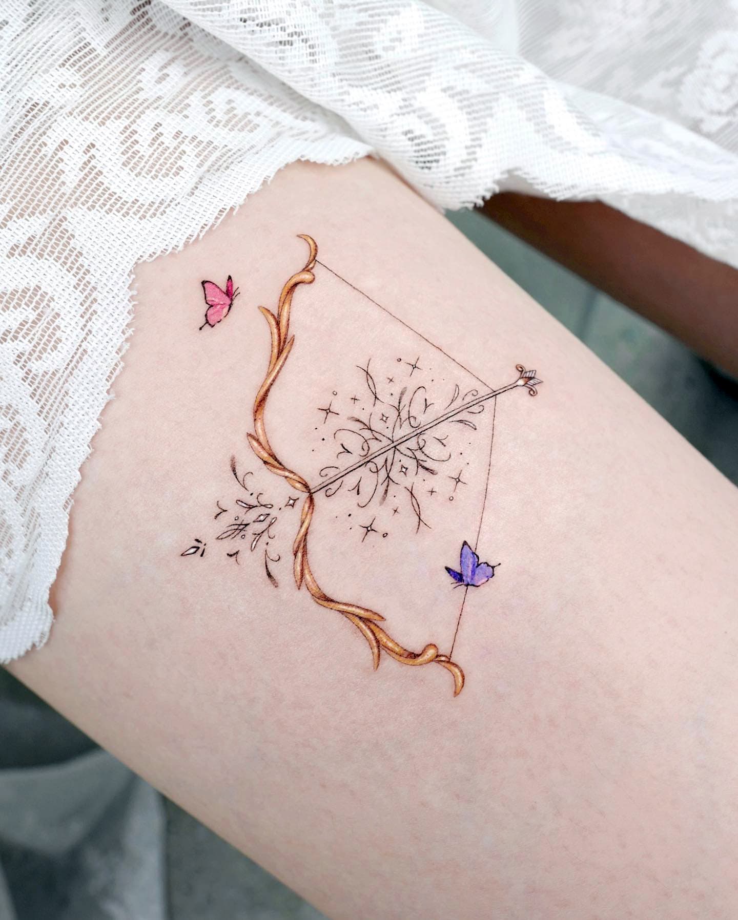 Tatuaje de flecha y arco con el símbolo de la luna