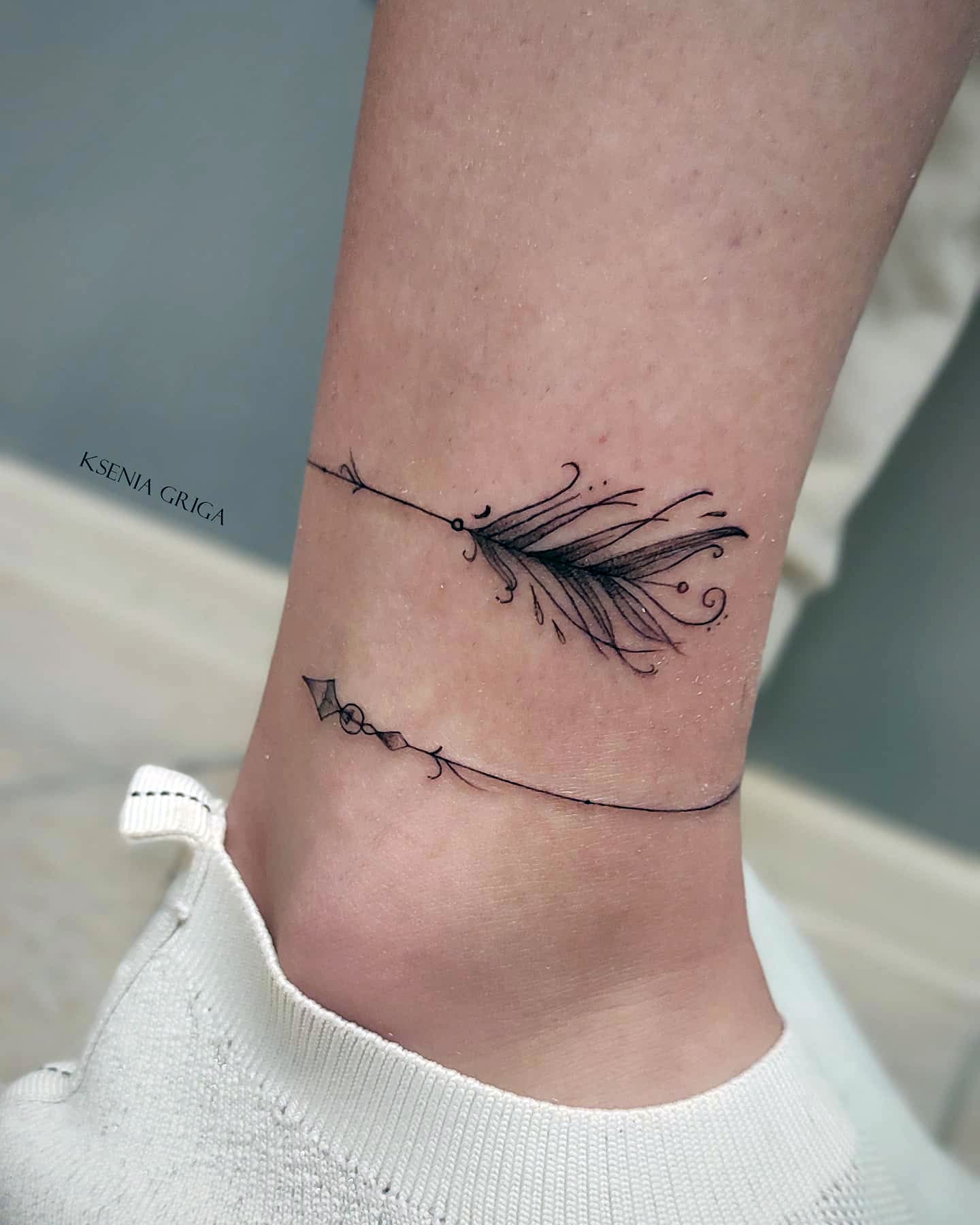 Idea de tatuaje de flecha en el pie