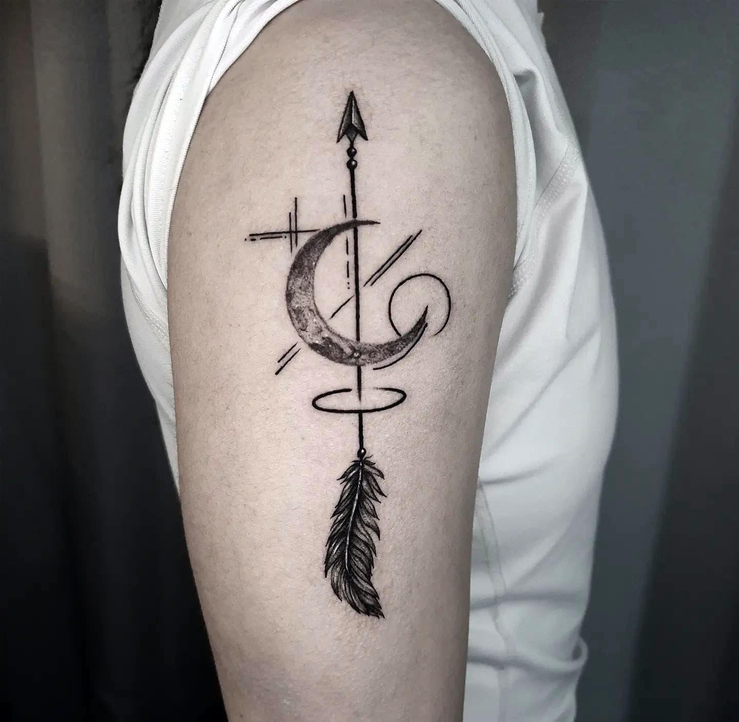 Tatuaje de flecha con inicial del nombre