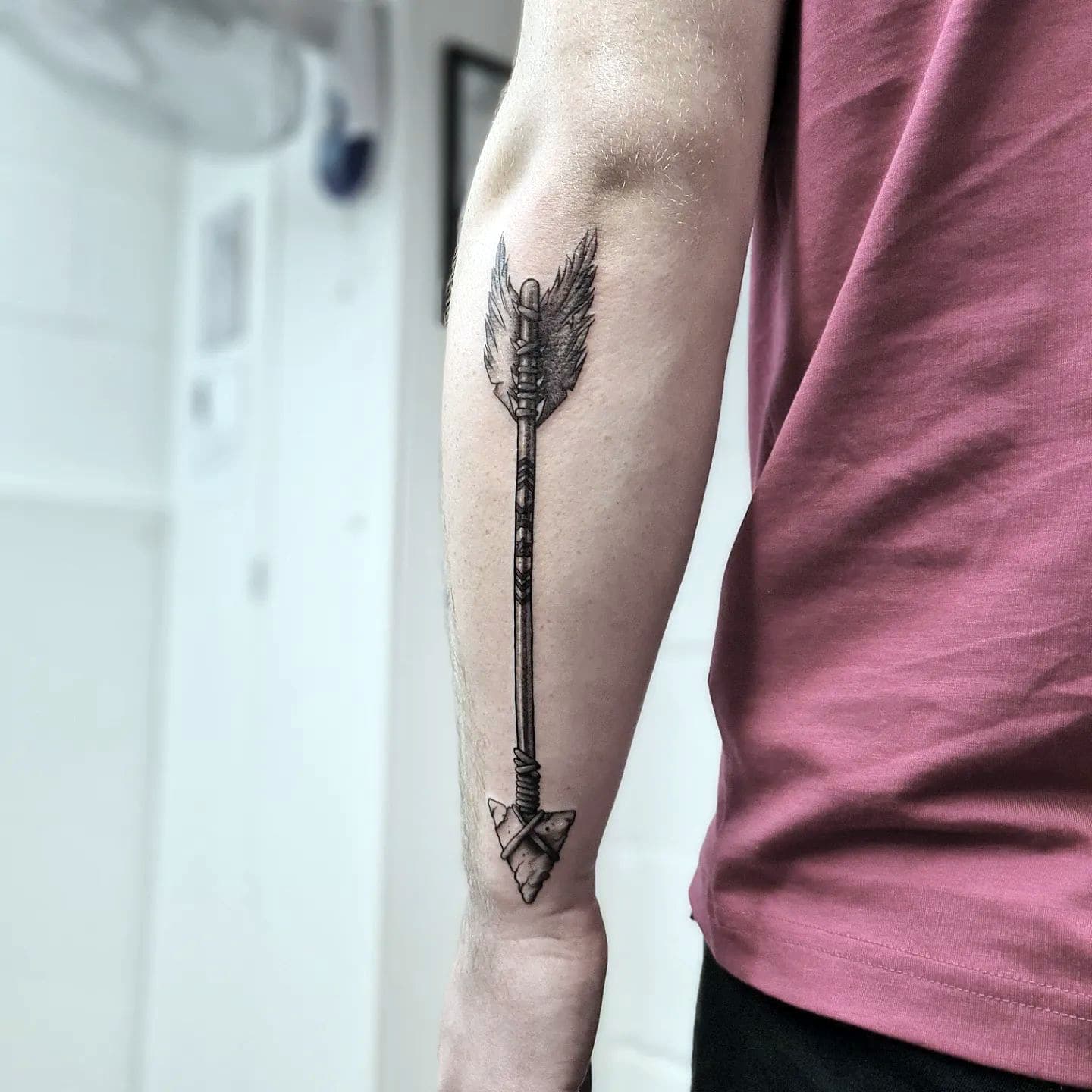 Concepto de tatuaje de flecha negra
