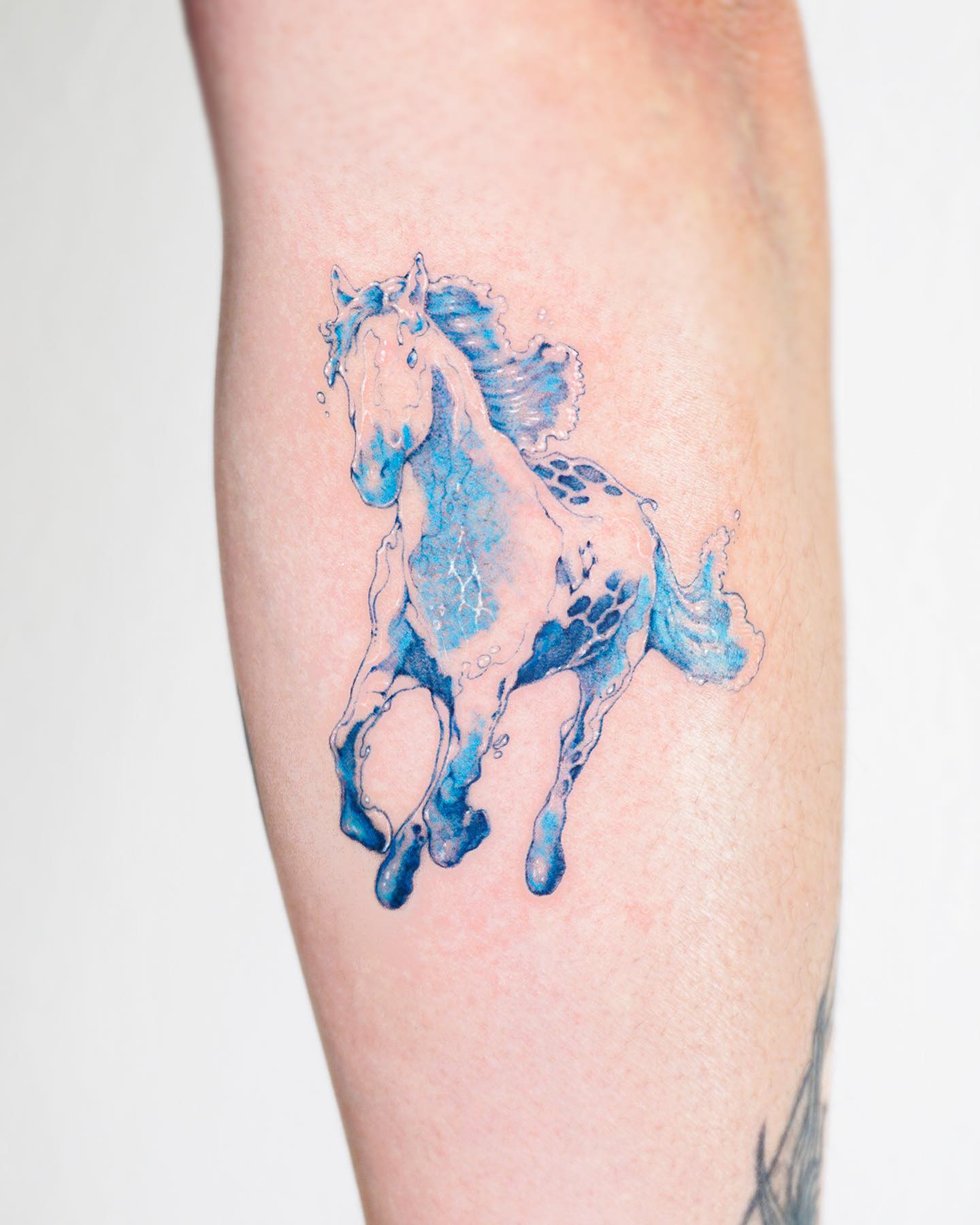 Blau Weißes Pferd Tattoo 1