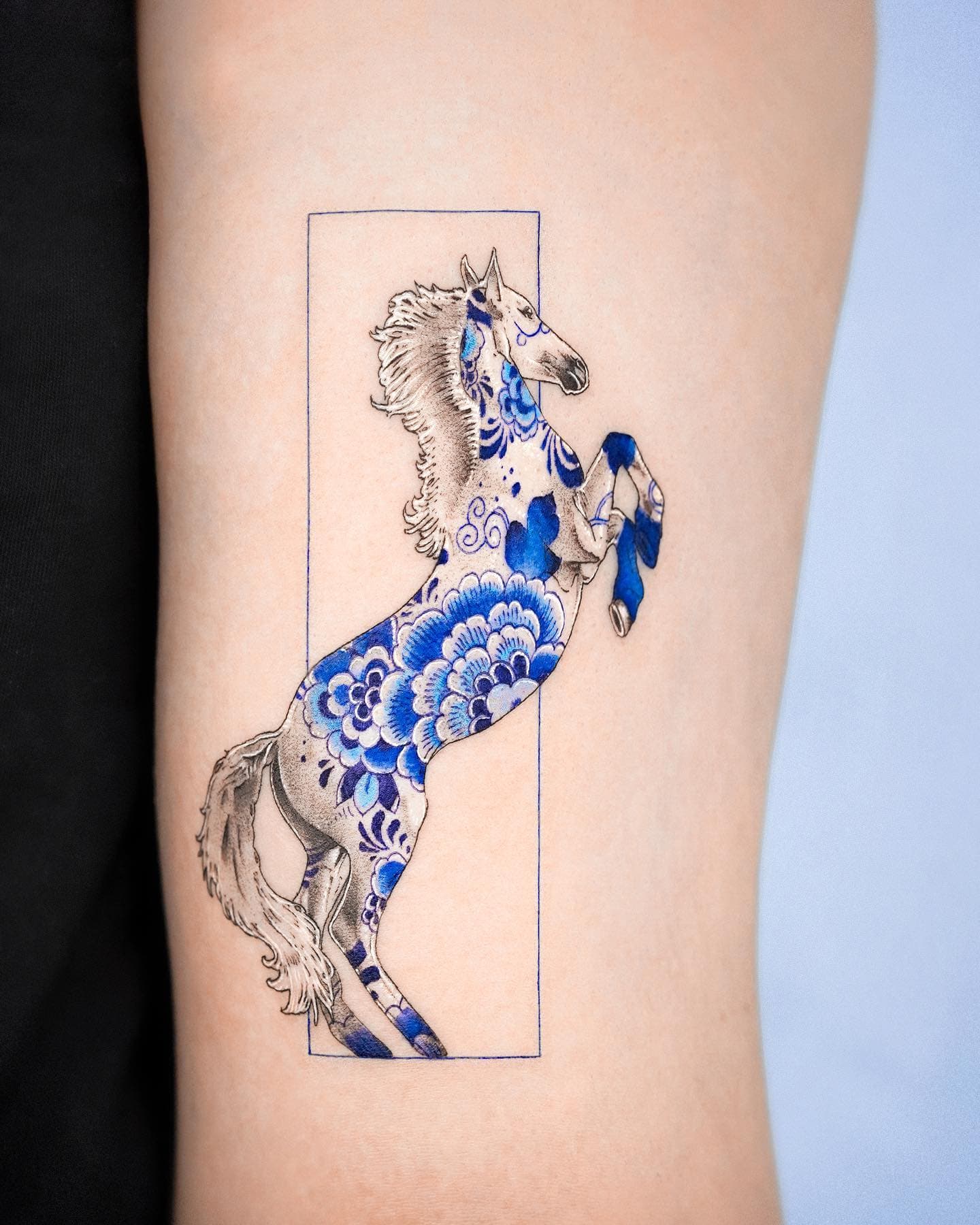 Blau Weißes Pferd Tattoo 3