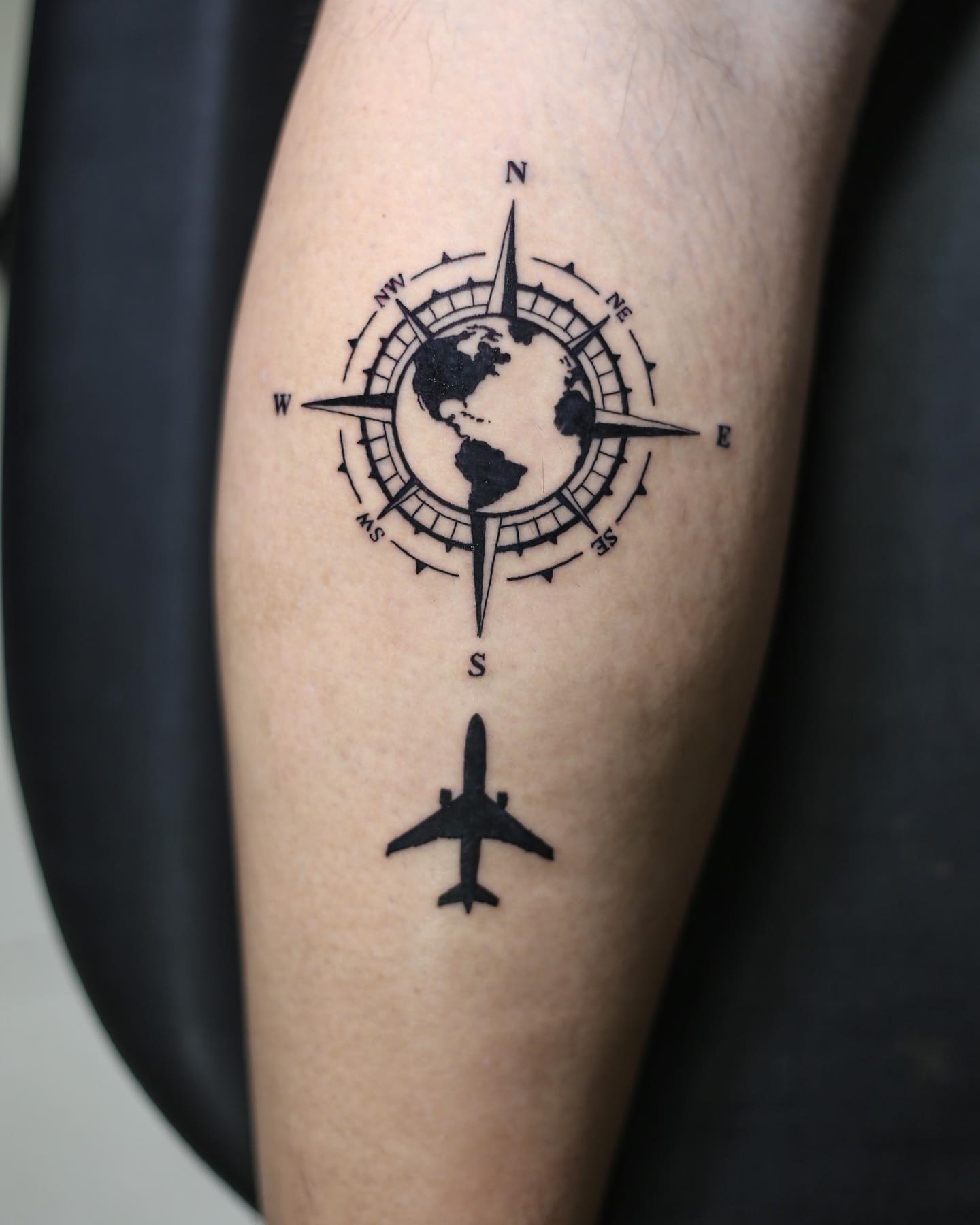 Tatuaje de avión brillante con brújula Idea 1