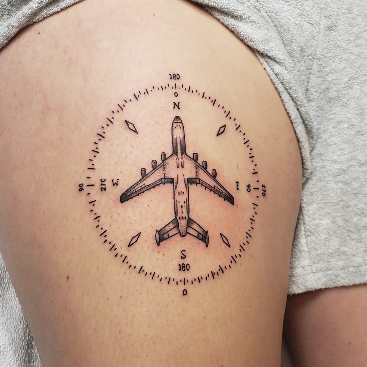 Tatuaje de avión brillante con brújula Idea 2