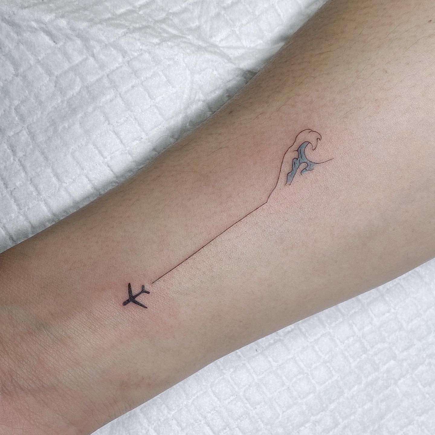 Tatuaje de brújula de avión en el pecho