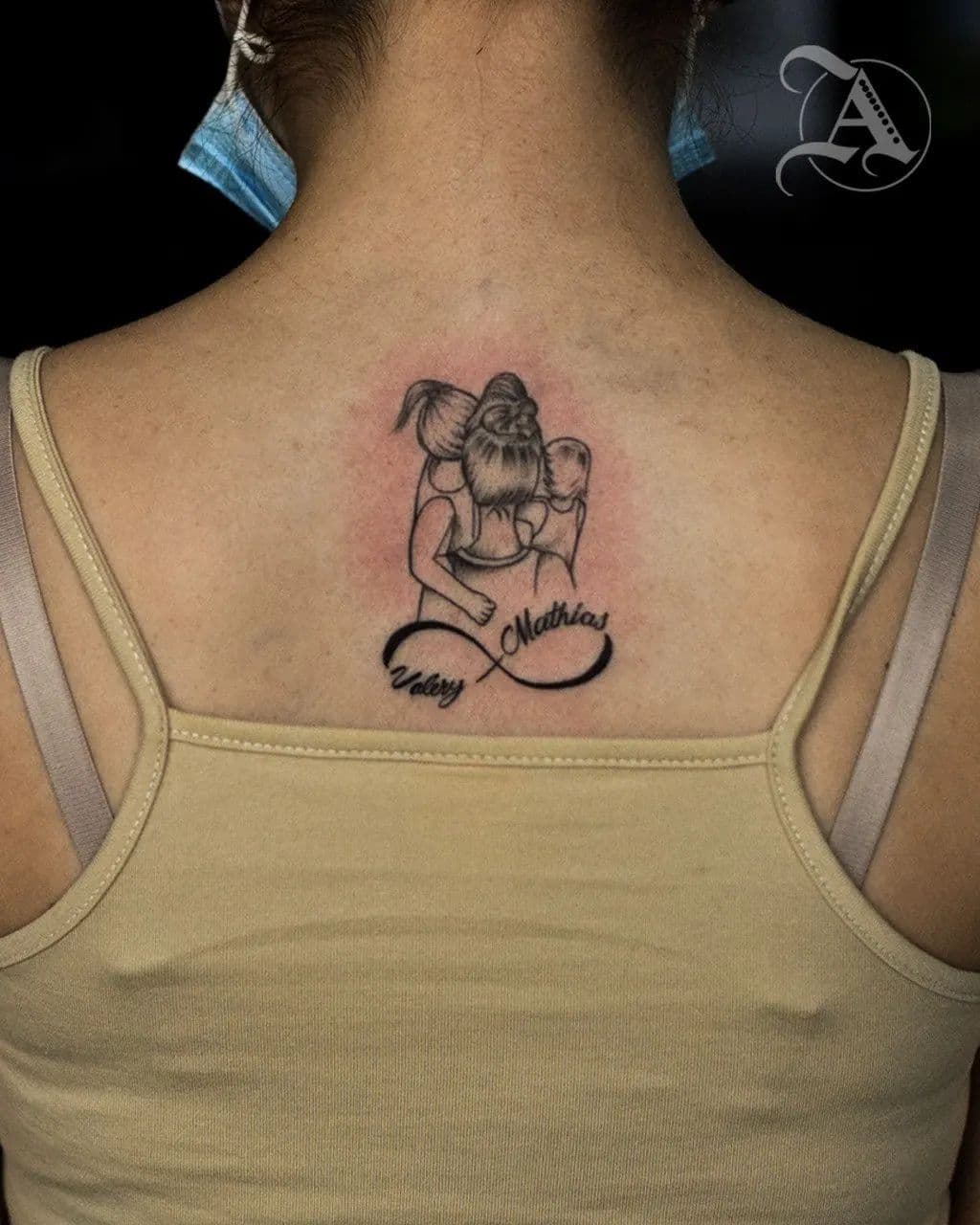 Tatuaje de madre de tres hijos en el pecho