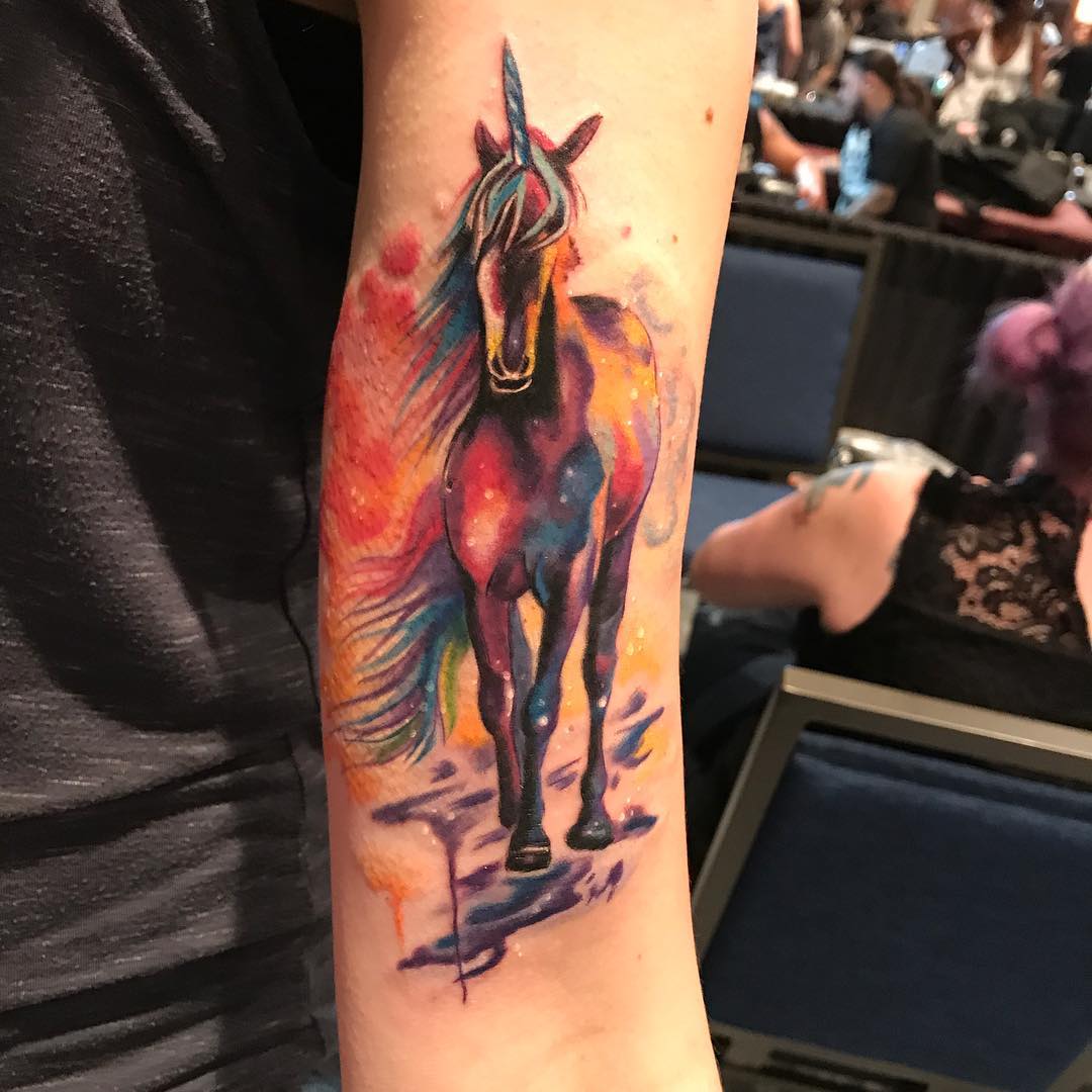 Tatuaje de caballo de colores en el brazo 2