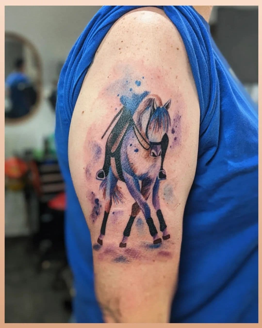Tatuaje de caballo de colores en el brazo 3