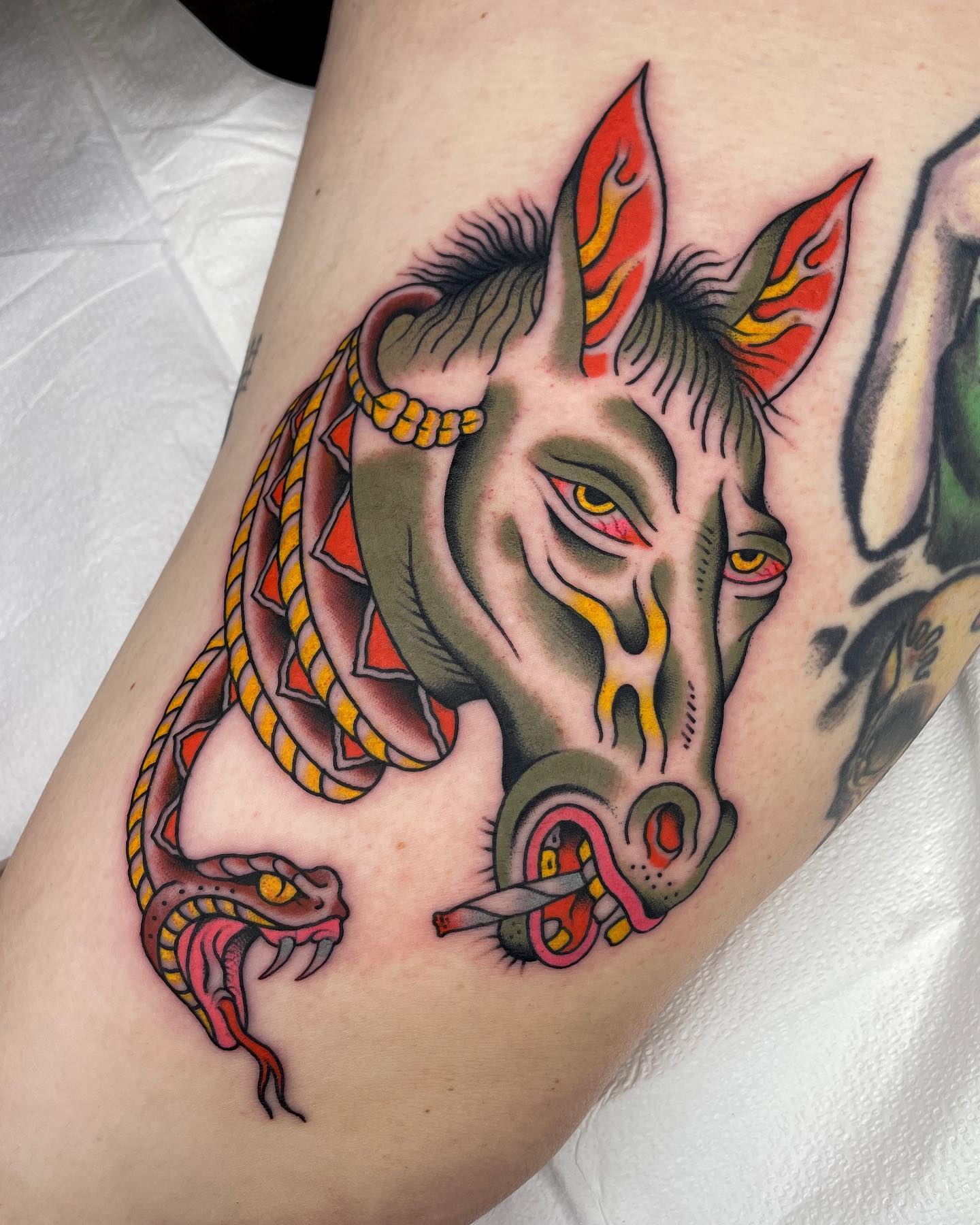 Tatuaje de caballo de colores en el brazo 5