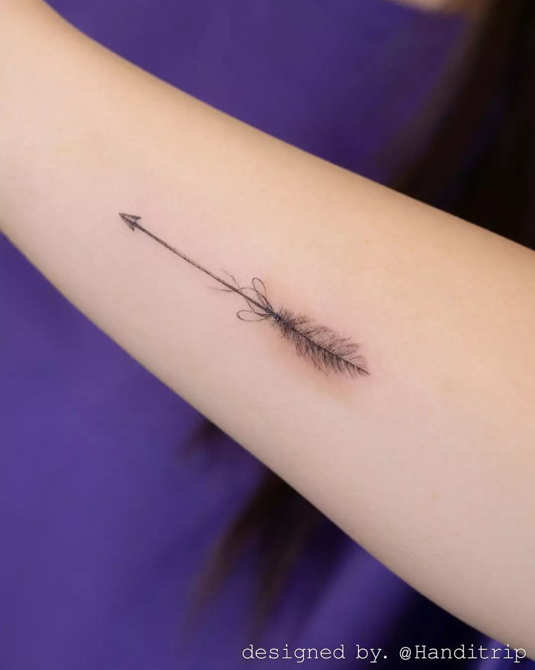 Delicado tatuaje de flecha pequeña para mujer