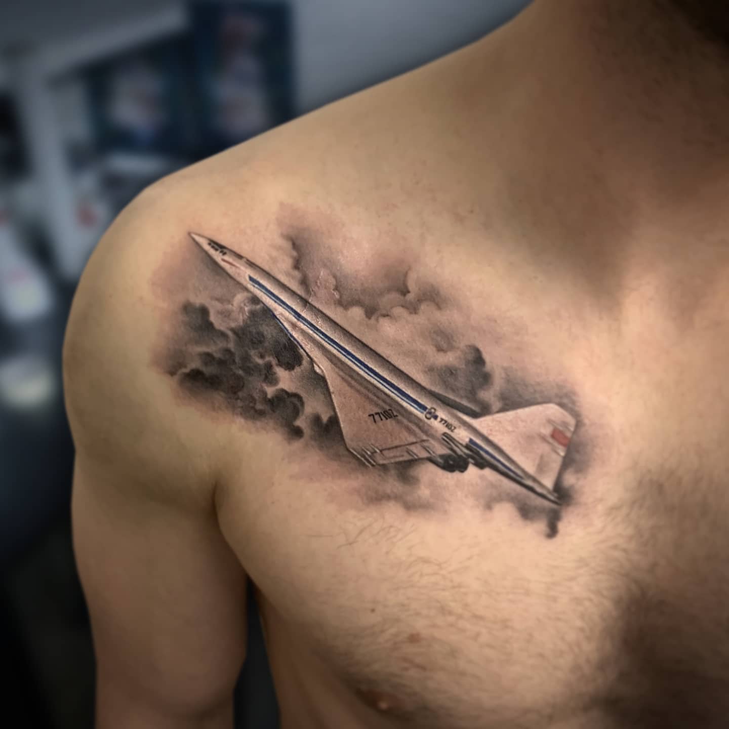 Tatuaje de un avión de combate volador