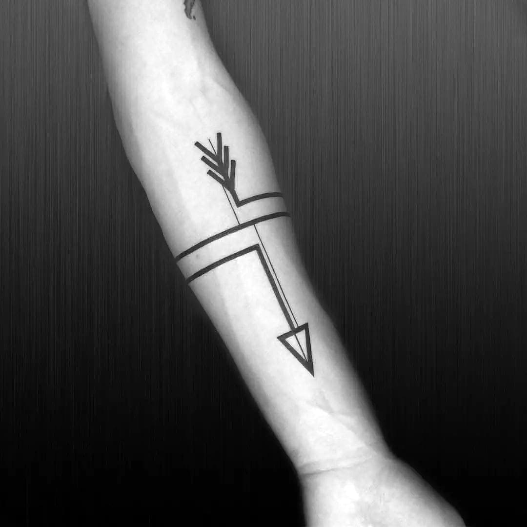 Concepto geométrico único de tatuaje de flecha