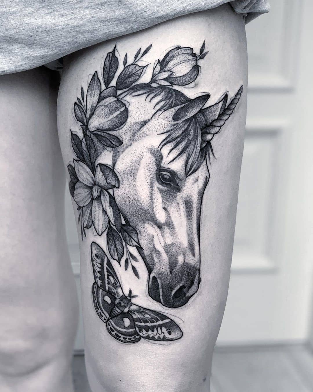 Wunderschönes Oberschenkel-Pferde-Tattoo