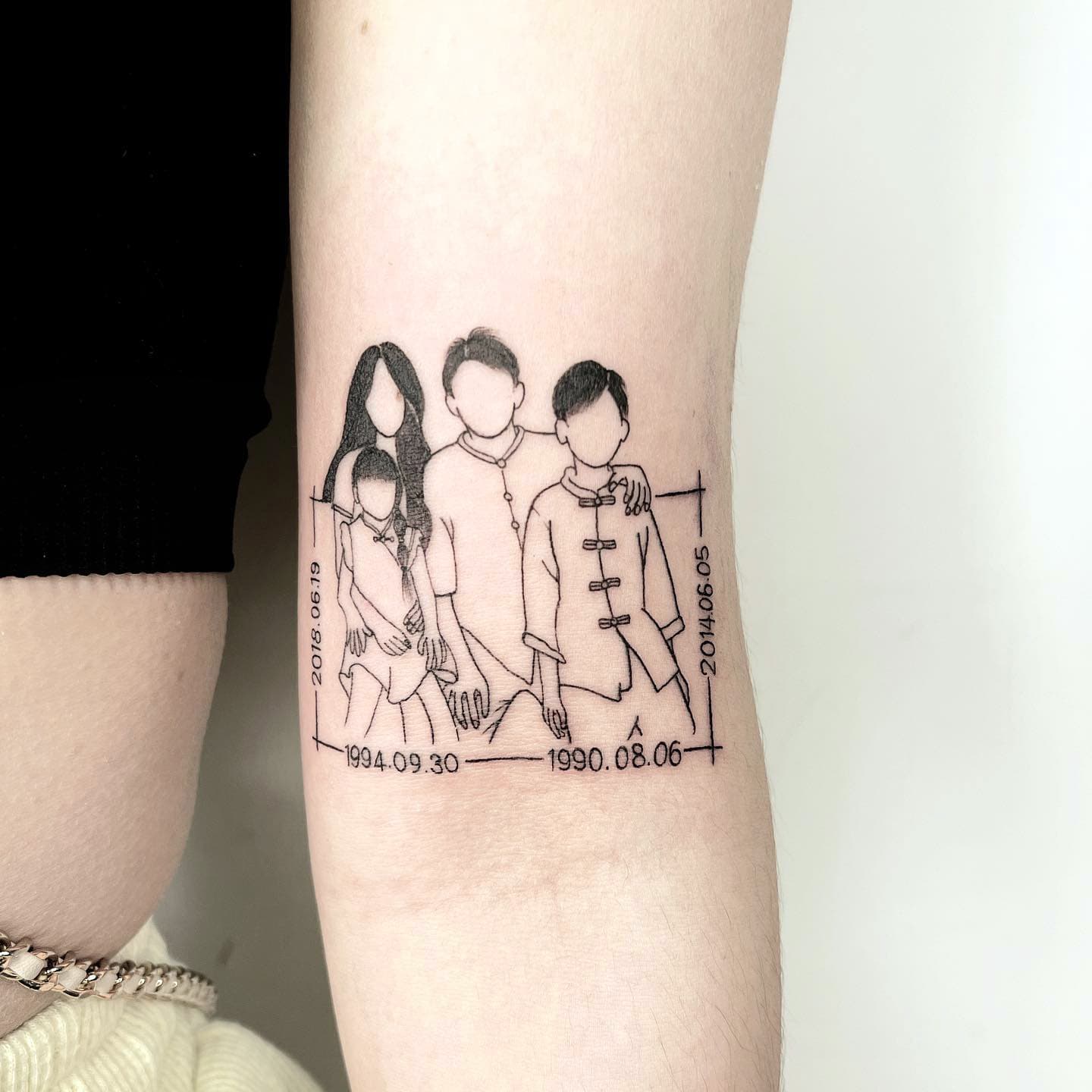 Tatuaje de madre de tres hijos en el antebrazo