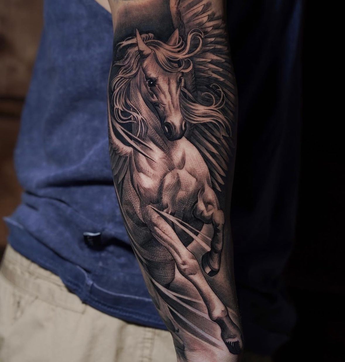 Tatuaje realista de un caballo en el brazo